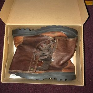 Palladium Boots                             (Nike)